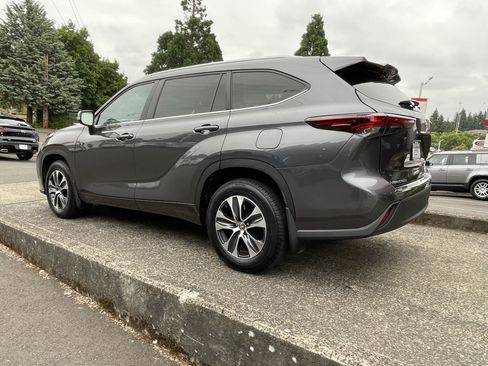 Certified 2024 Toyota Highlander XLE AWD/4WD image 5