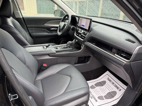 Used 2025 Toyota Grand Highlander AWD image 18