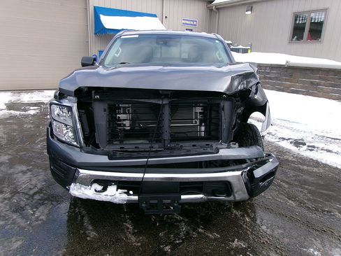 Used 2022 Nissan Titan SV image 4