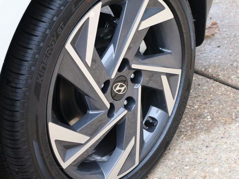 New 2025 Hyundai Elantra Limited image 40