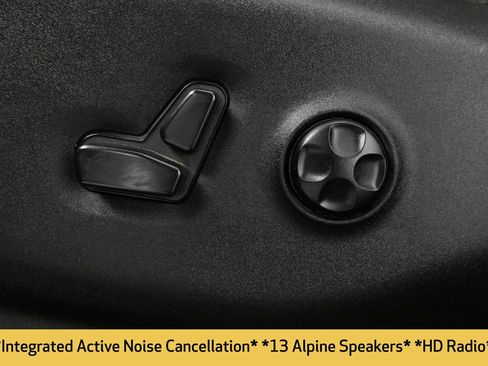 Used 2022 Chrysler Pacifica Touring-L w/ Uconnect Theater Family Group FWD image 9
