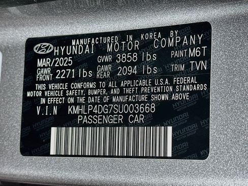 Used 2025 Hyundai Elantra Limited FWD image 12