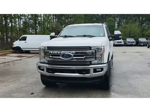 Used 2017 Ford F250 Lariat w/ Lariat Value Package AWD/4WD image 3