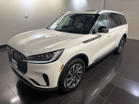 Used 2026 Lincoln Aviator AWD image 3