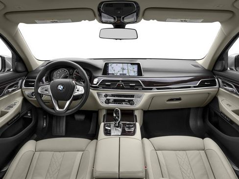 Used 2017 BMW 750i RWD image 8