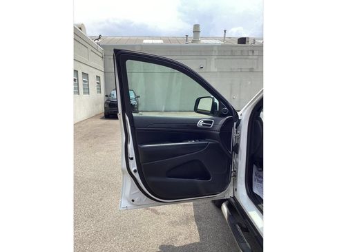Used 2018 Jeep Grand Cherokee Laredo AWD/4WD image 16