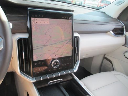 Certified 2025 GMC Acadia Denali w/ Super Cruise Package image 30