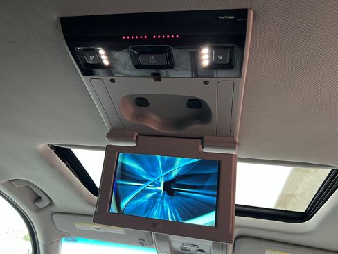 Used 2016 Chevrolet Suburban LT image 18