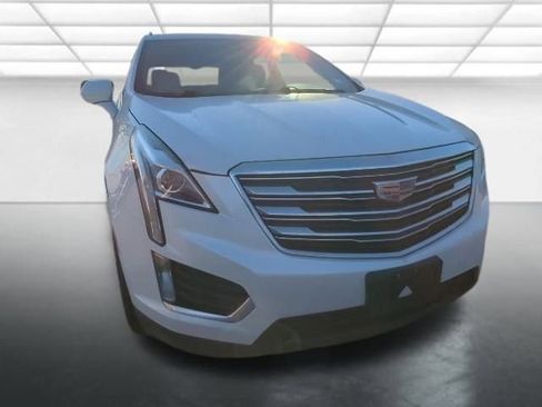 Used 2017 Cadillac XT5 FWD image 2