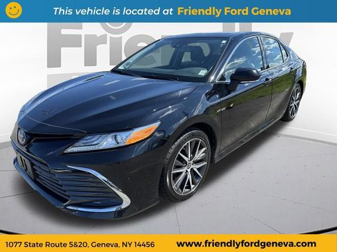 Used 2022 Toyota Camry XLE w/ Navigation Upgrade Package FWD image 2