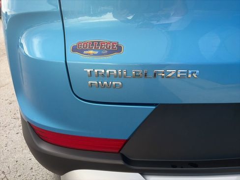 Used 2025 Chevrolet TrailBlazer LT AWD/4WD image 9