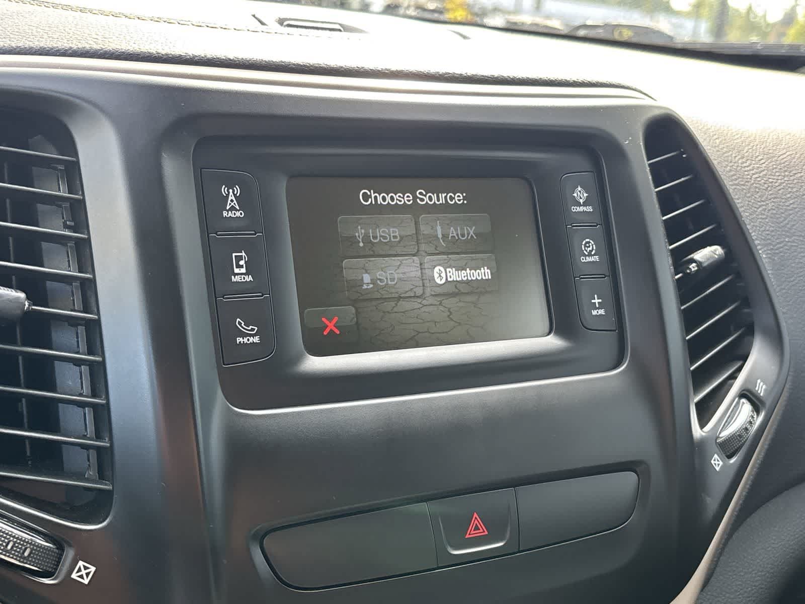 Used 2018 Jeep Cherokee Latitude w/ Altitude Package AWD/4WD image 16