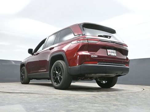 Used 2025 Jeep Grand Cherokee Altitude AWD/4WD image 52