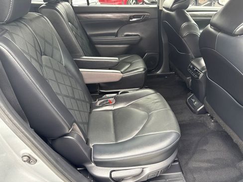 Used 2022 Toyota Highlander Platinum AWD/4WD image 17