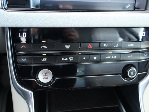 Used 2016 Jaguar XF Prestige image 22