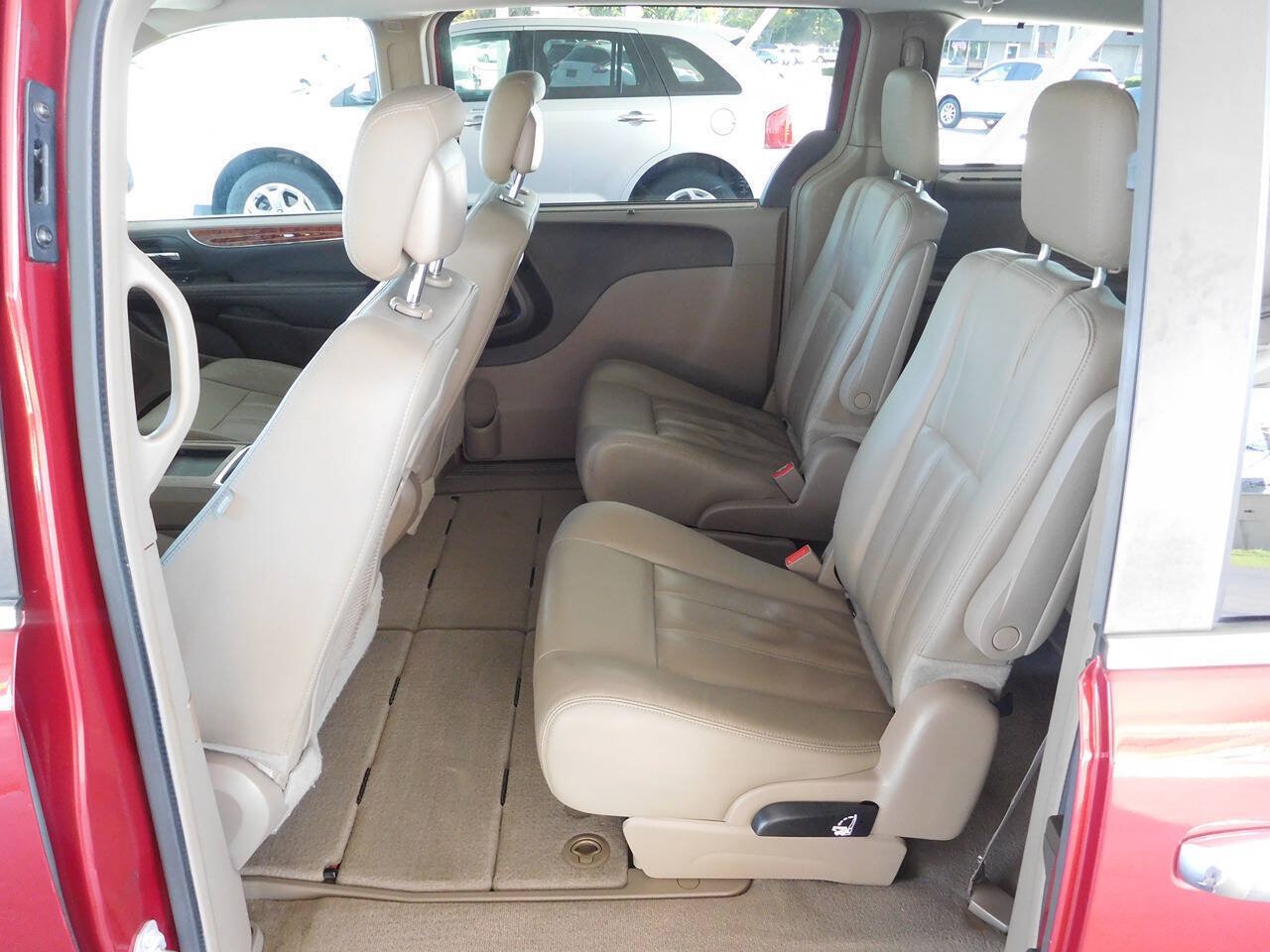 Used 2016 Chrysler Town & Country Touring w/ Driver Convenience Group FWD image 13