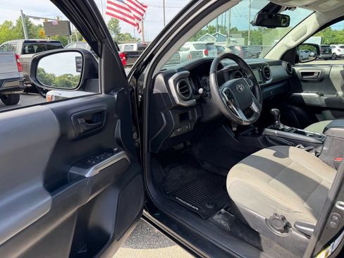 Used 2018 Toyota Tacoma SR5 AWD/4WD image 17