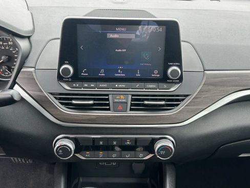 Used 2024 Nissan Altima 2.5 SV FWD image 12