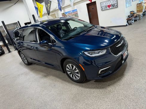 Used 2023 Chrysler Pacifica Touring-L FWD image 13