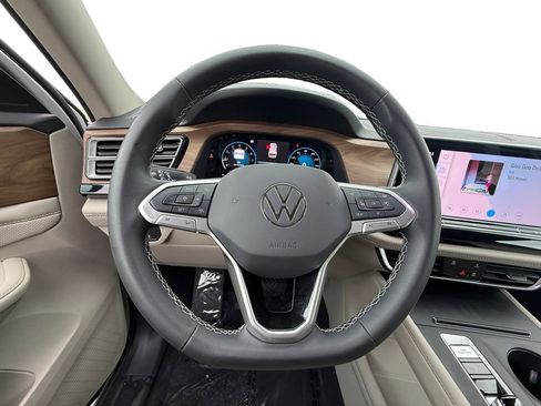 Used 2024 Volkswagen Atlas SE AWD/4WD image 12