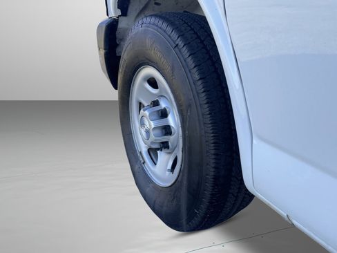Used 2017 Chevrolet Express 2500 image 21