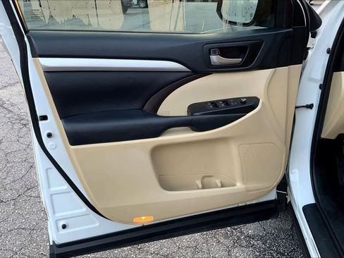 Used 2019 Toyota Highlander XLE FWD image 19