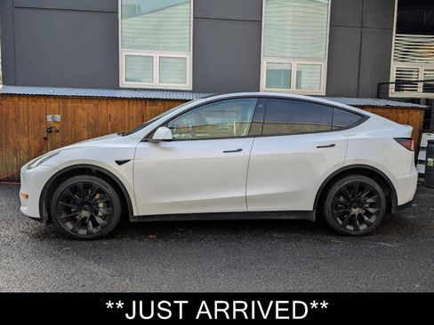 Used 2022 Tesla Model Y Long Range image 4
