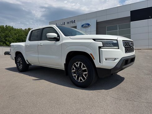 Used 2024 Nissan Frontier SL w/ Technology Package RWD image 2