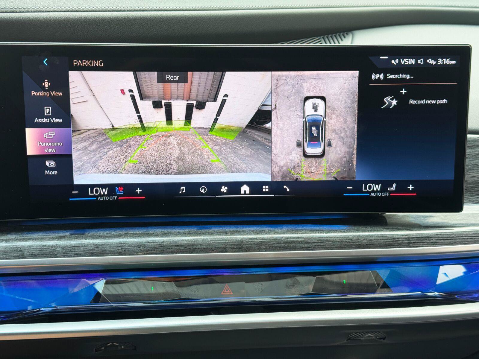 Used 2024 BMW i7 xDrive60 w/ Premium Package AWD/4WD image 31