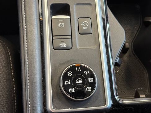 Used 2025 Nissan Pathfinder SV AWD/4WD image 25