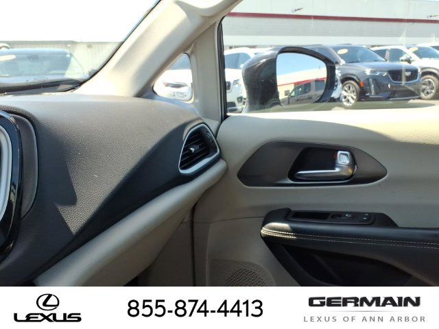 Used 2024 Chrysler Pacifica Touring-L FWD image 21