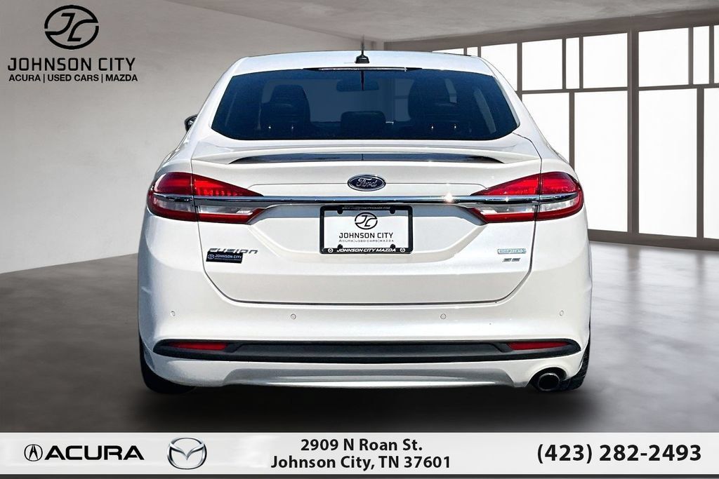 Used 2017 Ford Fusion SE w/ Equipment Group 201A FWD image 4
