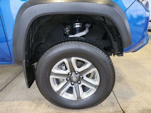 Used 2018 Toyota Tacoma TRD Off-Road w/ Technology Package AWD/4WD image 8