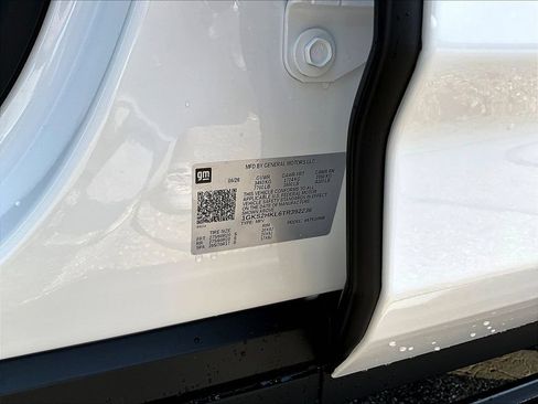 New 2026 GMC Yukon XL AT4 w/ AT4 Premium Package AWD/4WD image 8