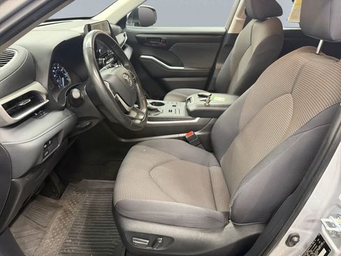 Used 2025 Toyota Highlander LE AWD/4WD image 15