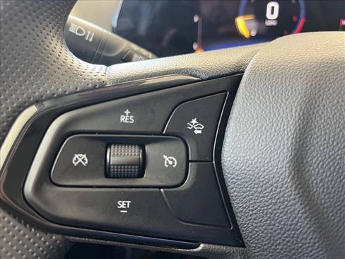 Used 2025 Chevrolet Trax LT FWD image 19
