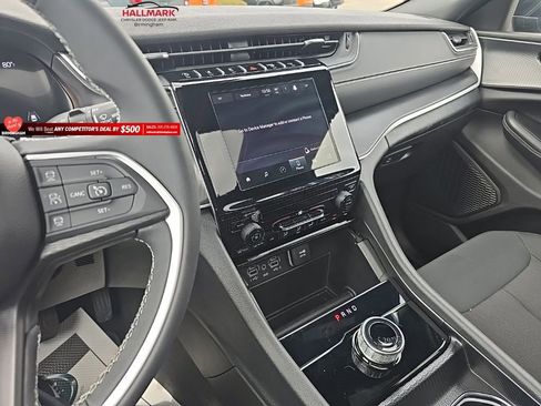 Used 2025 Jeep Grand Cherokee Laredo X w/ Trailer Tow Package AWD/4WD image 15