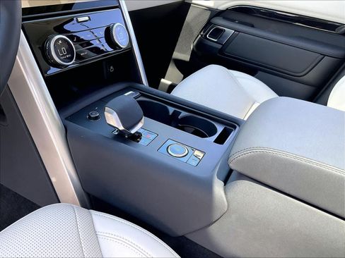 Used 2025 Land Rover Discovery S AWD/4WD image 20