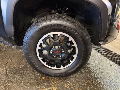 Used 2025 Toyota Tacoma TRD Off-Road image 29