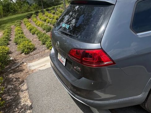 Used 2017 Volkswagen Golf Alltrack S AWD/4WD image 4