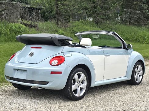 Used 2010 Volkswagen Beetle Final Edition FWD image 8