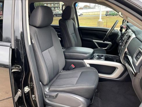 Used 2017 Nissan Titan SV image 7