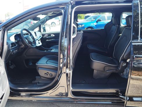 New 2026 Chrysler Pacifica Limited w/ Uconnect Theater Family Group image 11