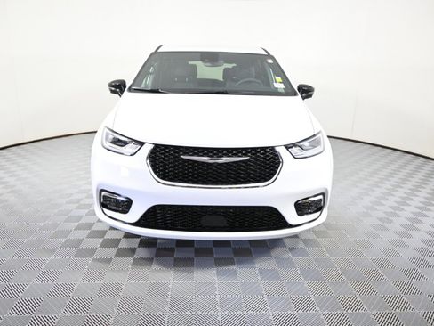 Used 2025 Chrysler Pacifica Select image 10