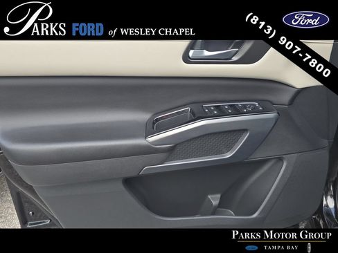 Used 2023 Nissan Pathfinder SL AWD/4WD image 17
