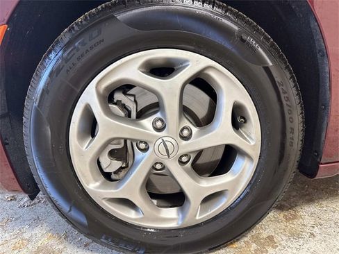 Used 2023 Chrysler Pacifica Limited image 24