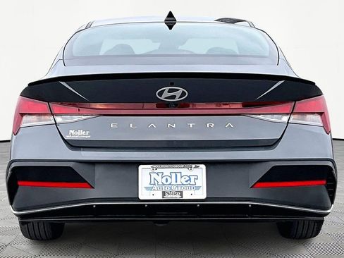 Used 2025 Hyundai Elantra Sport image 4