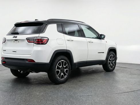 Used 2025 Jeep Compass Trailhawk image 9