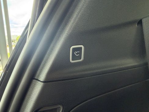 Used 2025 Chrysler Pacifica Select FWD image 32