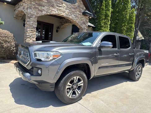 Used 2019 Toyota Tacoma TRD Sport AWD/4WD image 2